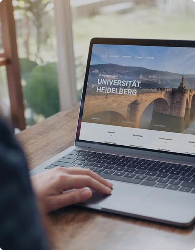 Die Website der Uni Heidelberg auf einem Laptop
