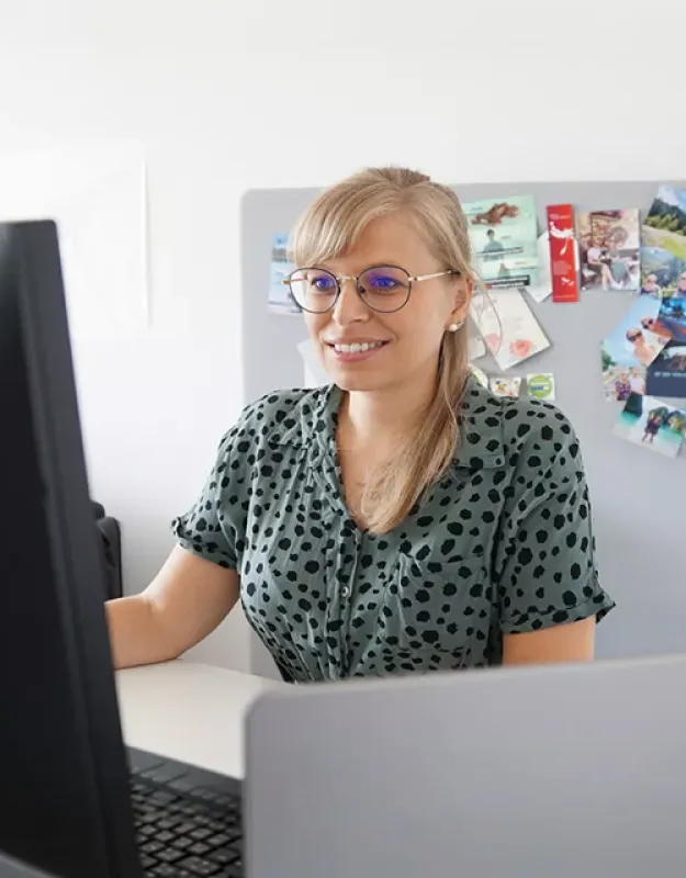 Director Finance Nadine vor dem Bildschirm