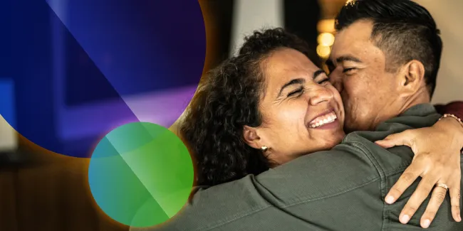 Ein Paar umarmt sich