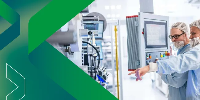 Zwei Menschen arbeiten in einer modernen Fabrik.