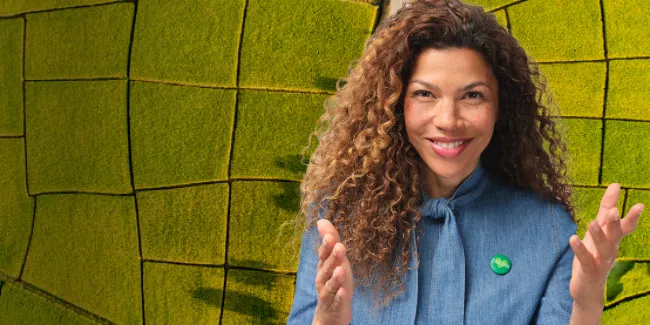 Eine Frau vor einem Feld.