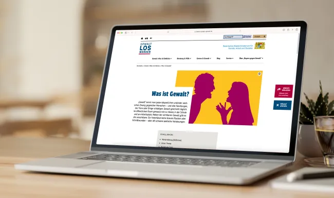 Ein Laptop, die Seite des Anti-Gewalt-Portals ist darauf geöffnet.