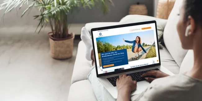 Eine Frau schaut sich die Landingpage der BIG direkt gesund auf einem Laptop an