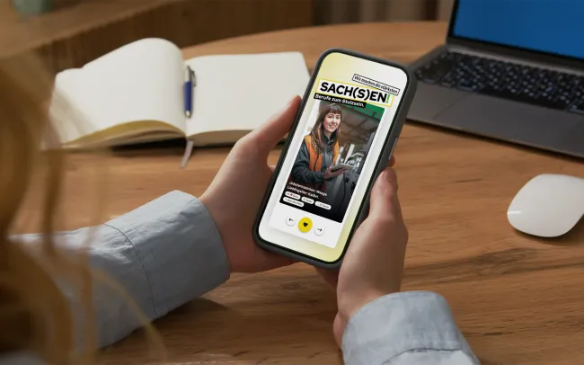 Eine Person schaut sich das Berufe Portal auf einem Smartphone an
