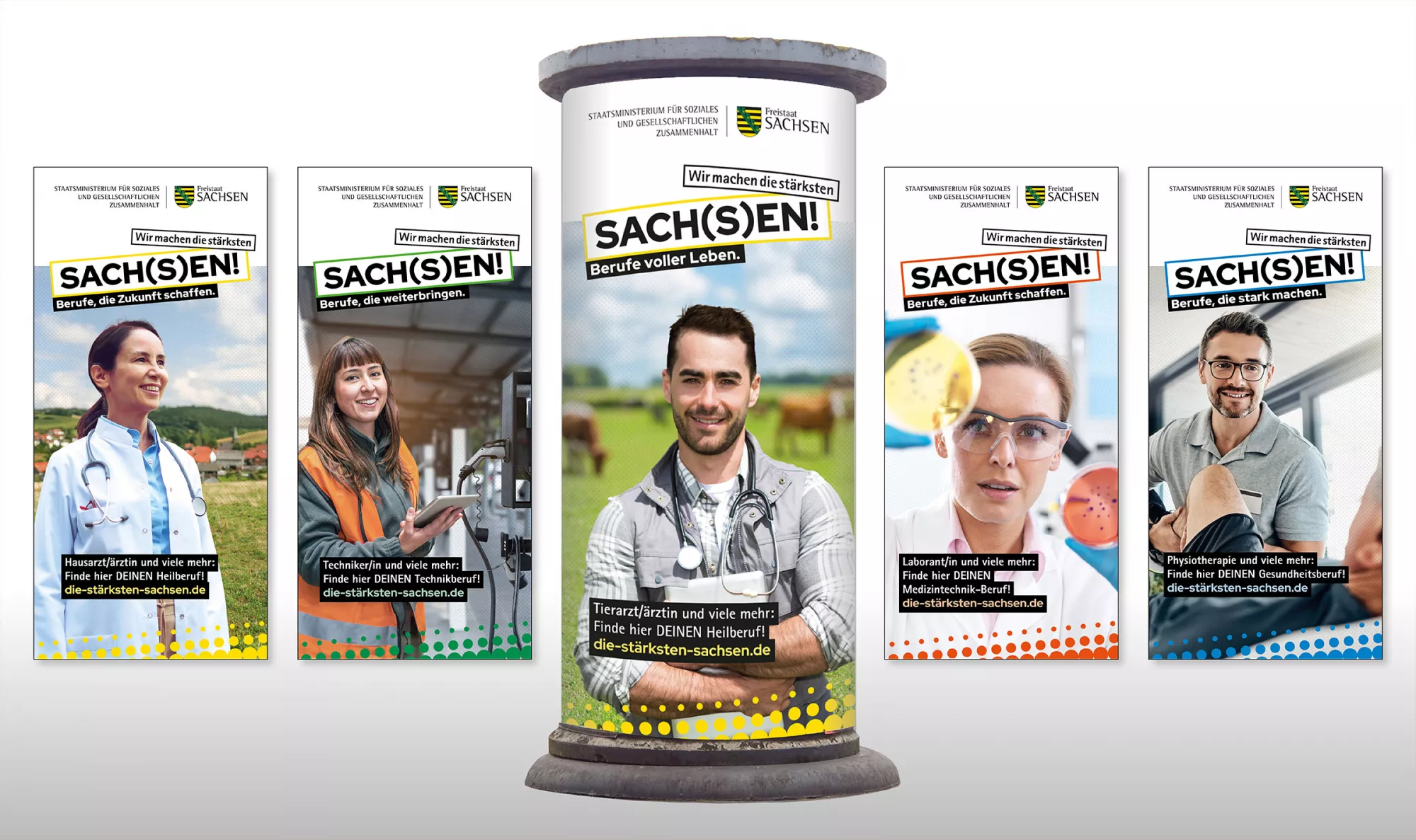 Werbetafeln des Sächsischen Staatsministeriums für Soziales und Gesellschaftlichen Zusammenhalt mit dem Slogan "Wir machen die stärksten SACHSEN!" zeigen verschiedene Berufsgruppen in Sachsen: eine Ärztin im Freien, eine Technikerin mit Tablet, einen Tierarzt auf einer Weide, eine Laborantin mit Mikroskop und einen Physiotherapeuten im Behandlungsraum. Jede Werbetafel enthält einen Link zur Website "die-stärksten-sachsen.de" und Slogans, die die Bedeutung der jeweiligen Berufe hervorheben.