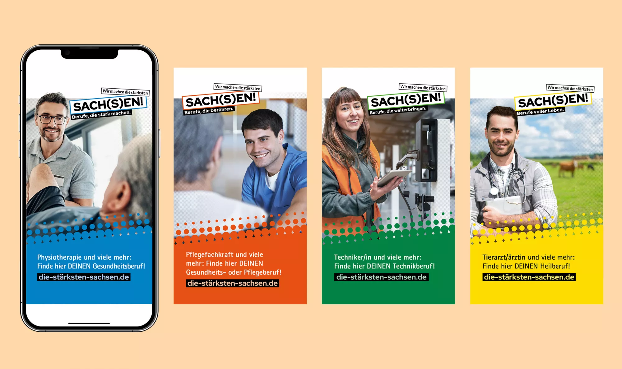 Ein Smartphone zeigt eine Werbung des Sächsischen Staatsministeriums mit dem Physiotherapeuten, daneben sind drei weitere Werbeplakate abgebildet. Die Plakate zeigen Menschen in verschiedenen Berufen in Sachsen mit dem Slogan "Wir machen die stärksten SACHSEN!" – eine Pflegefachkraft im Gespräch mit einem älteren Menschen, eine Technikerin, die an einer Maschine arbeitet, und ein Tierarzt auf einer Weide mit Kühen. Alle Plakate betonen die Wichtigkeit der Gesundheitsberufe.