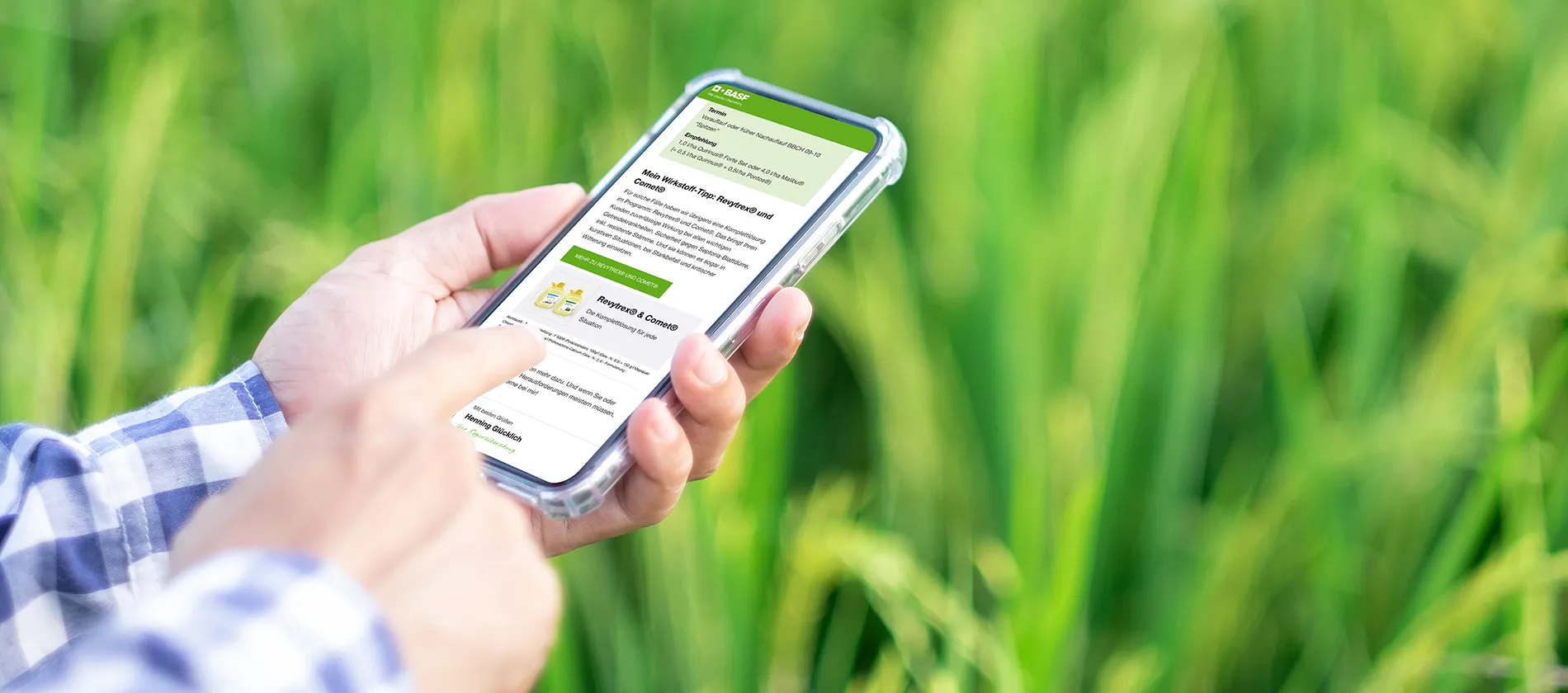 Mann schaut sich Newsletter auf Smartphone an.