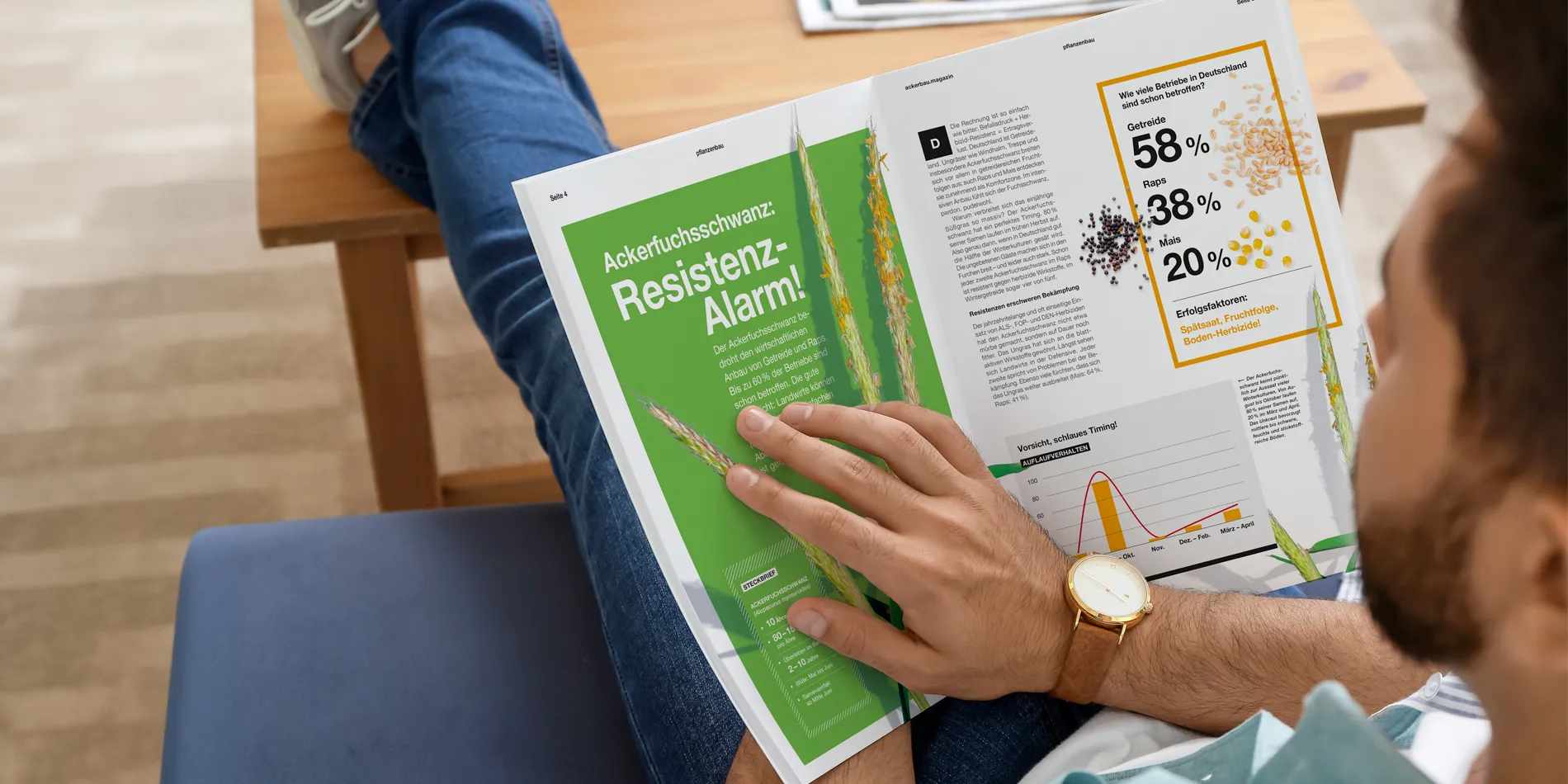Ein Mann liest das Ackerbau Magazin.