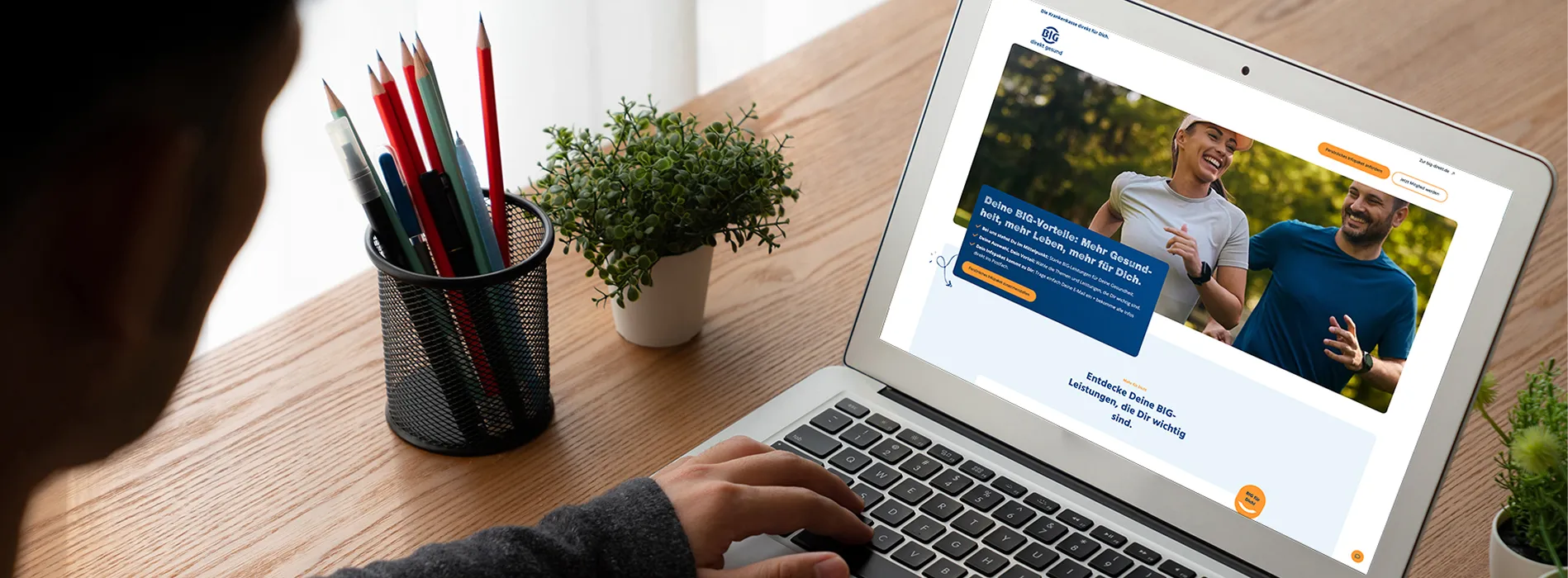 Jemand schaut sich die Website der BIG auf einem Laptop an