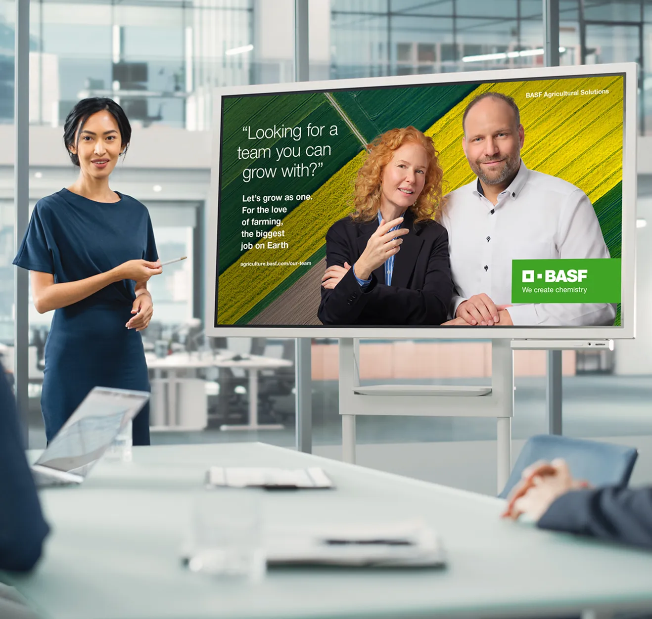 Eine Frau zeigt die EVP Kampagne von BASF bei einer Präsentation