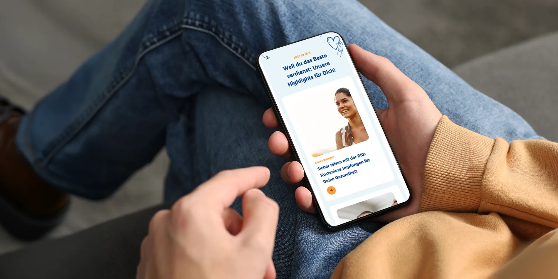Eine Person schaut sich die Vorteile der BIG direkt gesund Landingpages auf einem Smartphone an.
