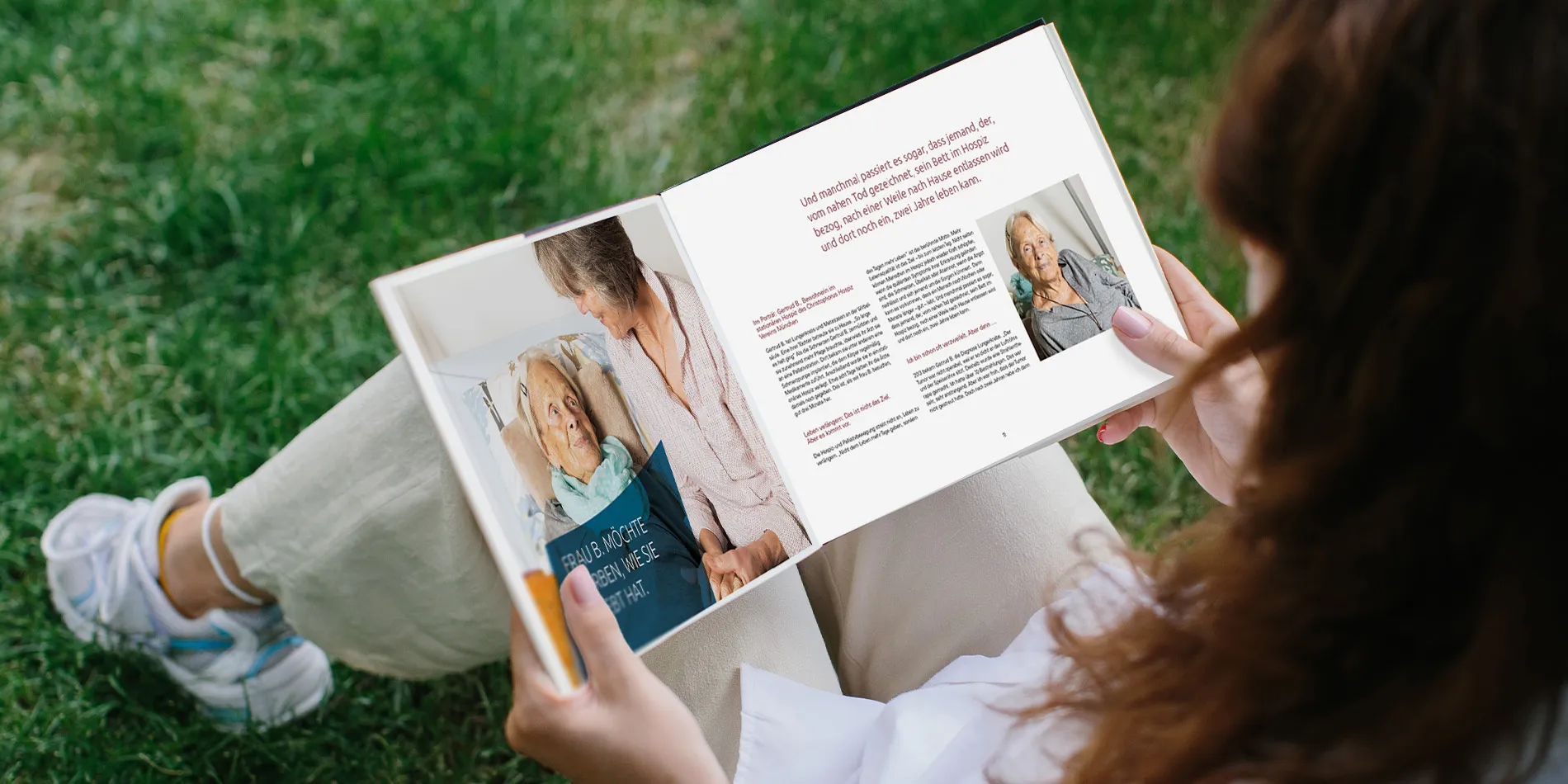 Eine Frau liest die Broschüre der Bayrischen Stiftung Hospiz auf einer Wiese