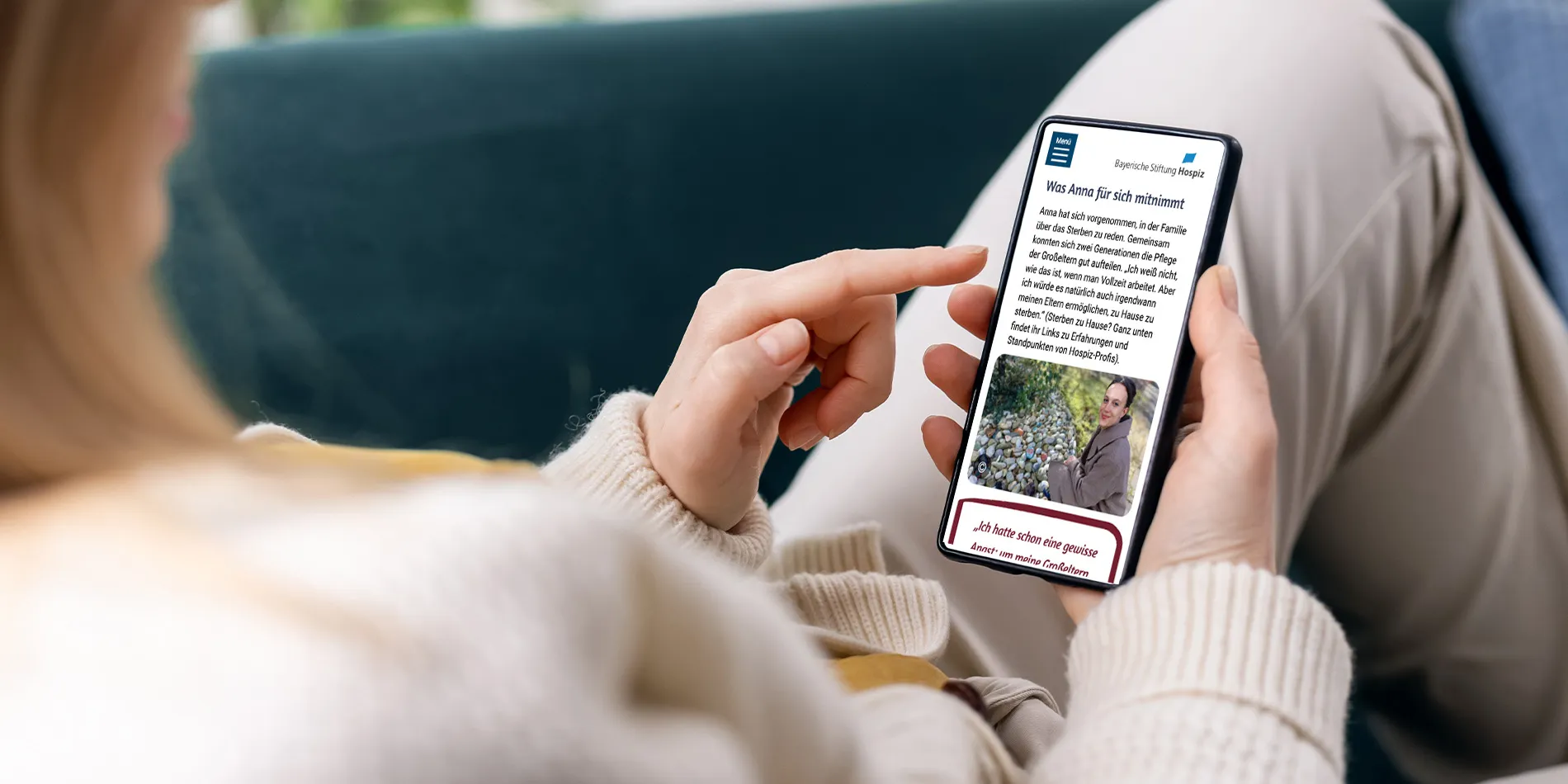 Eine Frau schaut sich die Webseite der Bayrischen Stiftung Hospiz auf dem Smartphone an