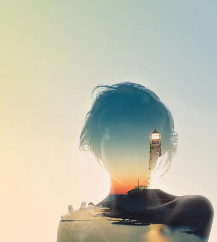 Eine Doppelbelichtung einer Frau und eines Leuchturms