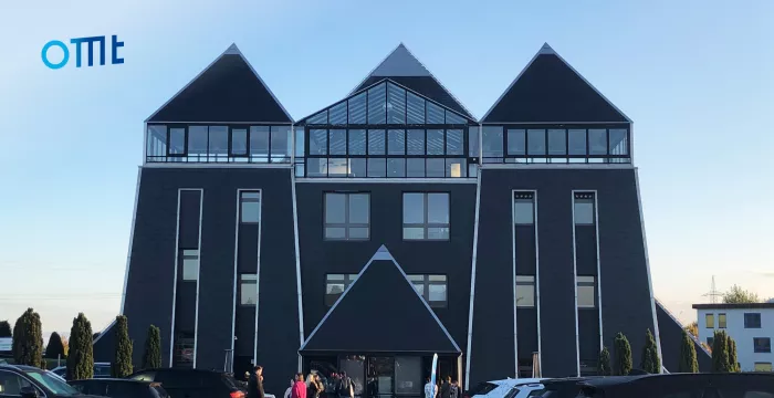 Wir sehen das Gebäude der Veranstaltungslocation Pyramide Mainz