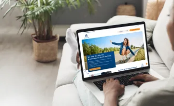 Eine Frau schaut sich die Landingpage der BIG direkt gesund auf einem Laptop an
