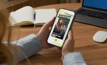 Eine Person schaut sich das Berufe Portal auf einem Smartphone an