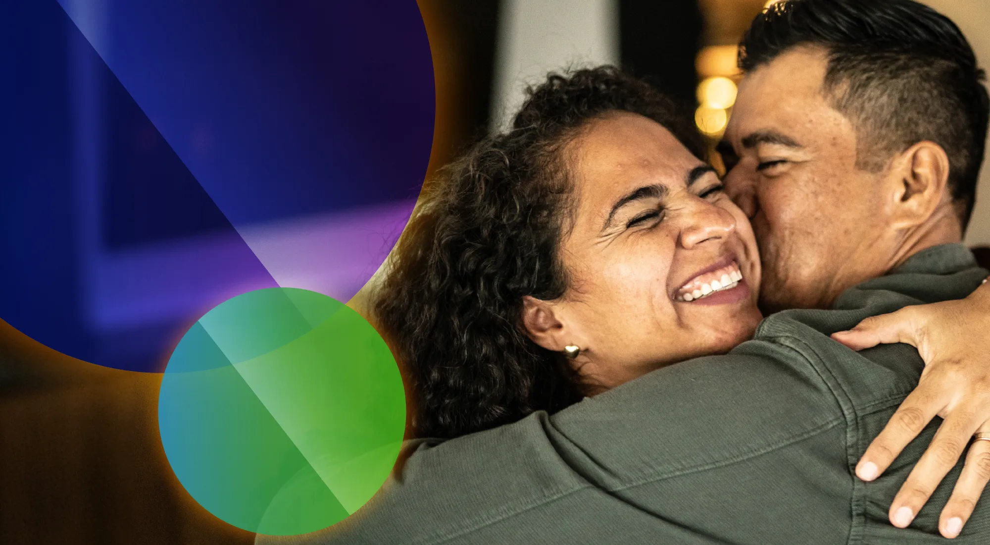 Ein Paar umarmt sich