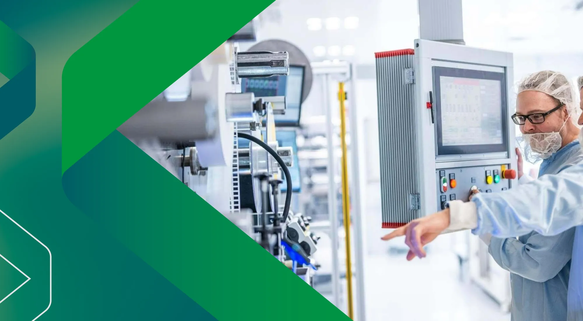 Zwei Menschen arbeiten in einer modernen Fabrik.