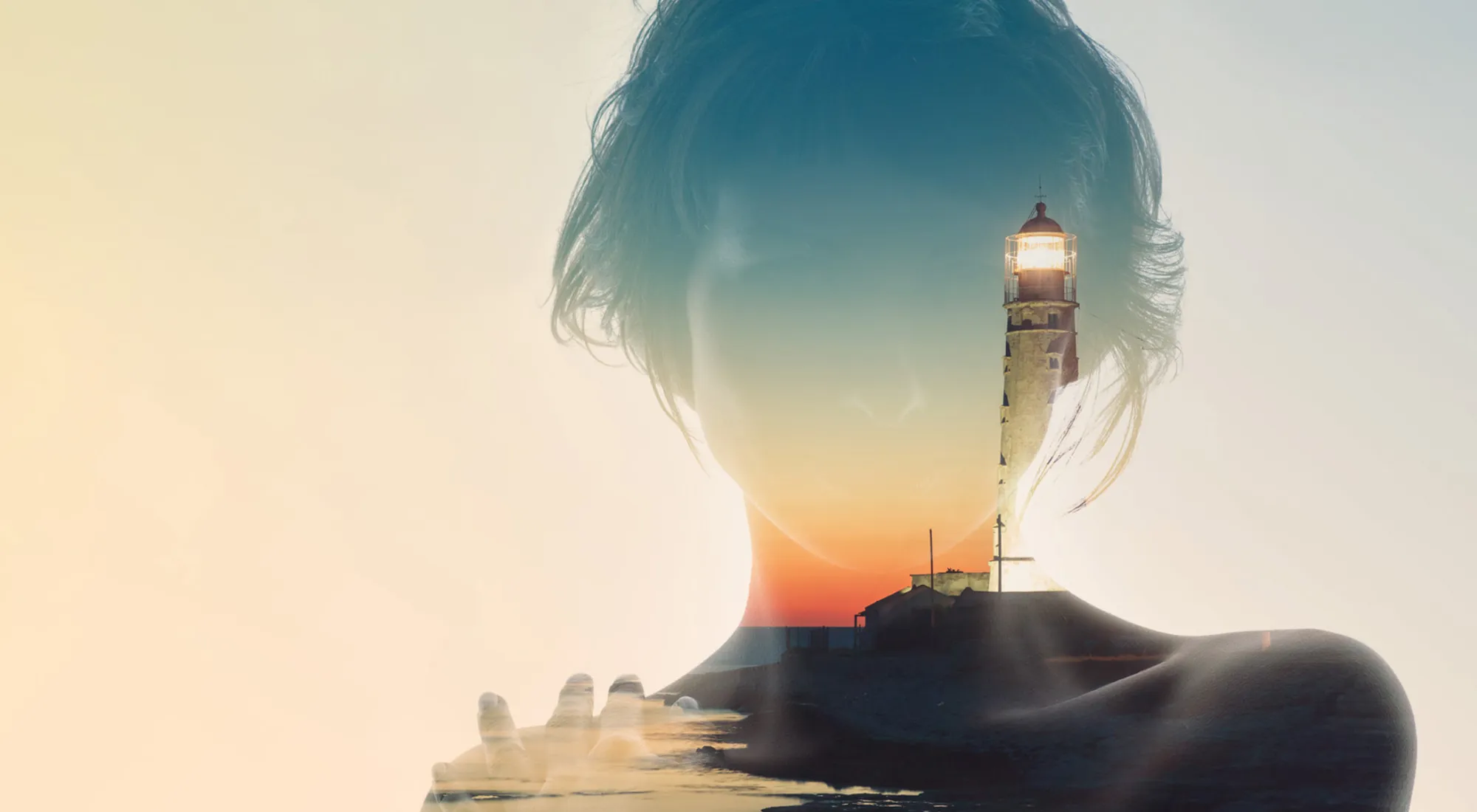 Eine Doppelbelichtung einer Frau und eines Leuchtturms