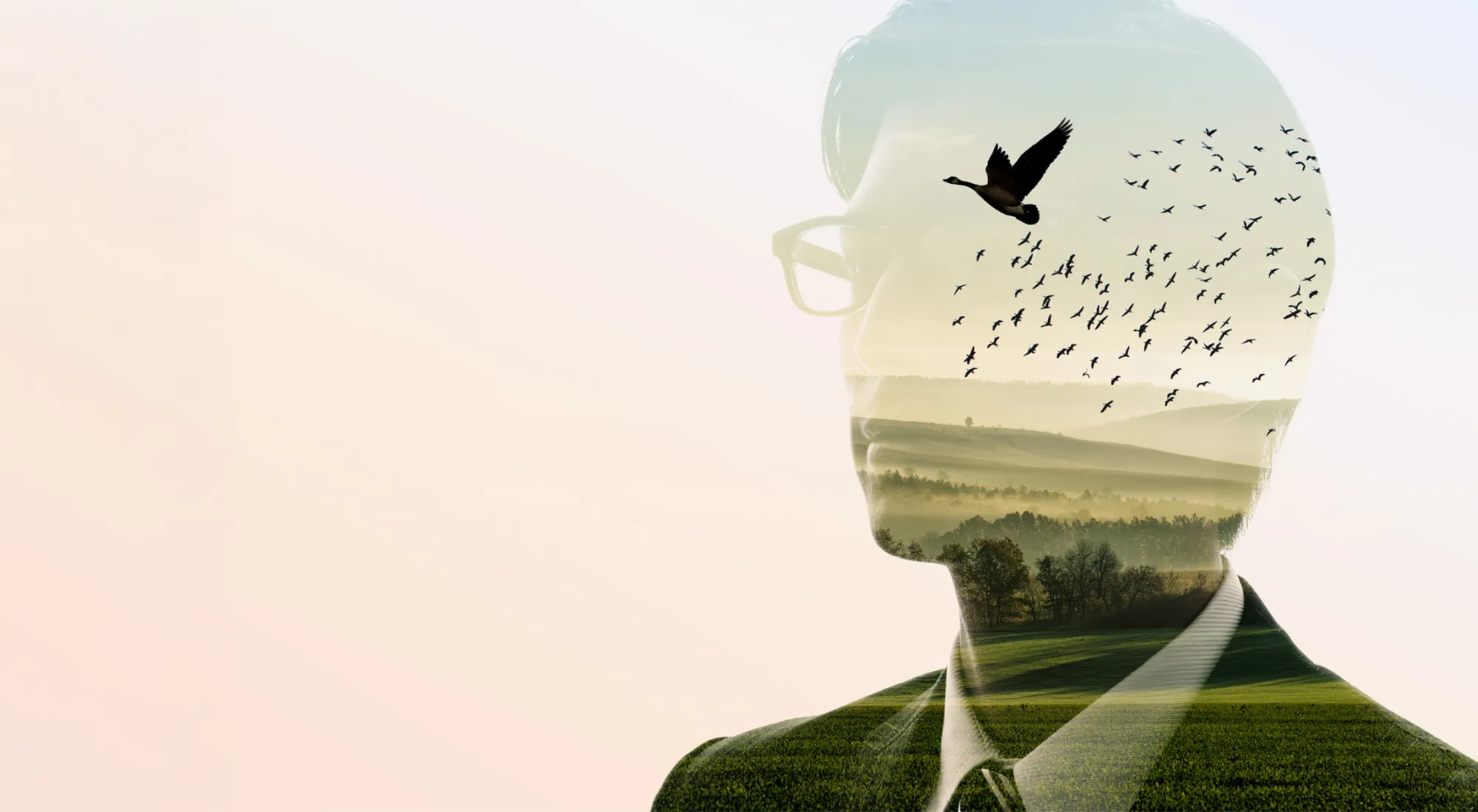 Eine Doppelbelichtung eines Mannes und eines Vogelschwarms