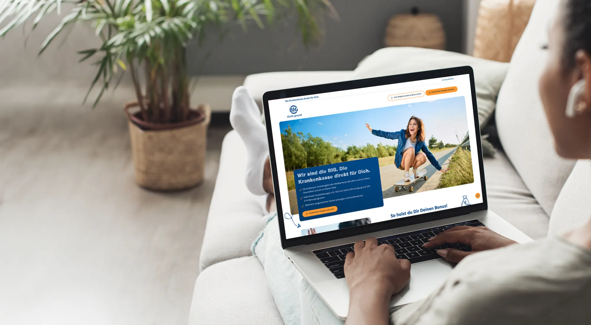 Eine Frau schaut sich die Landingpage der BIG direkt gesund auf einem Laptop an