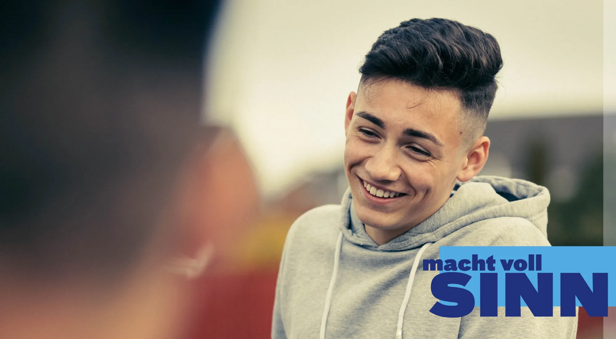 Ein junger Mann lächelt