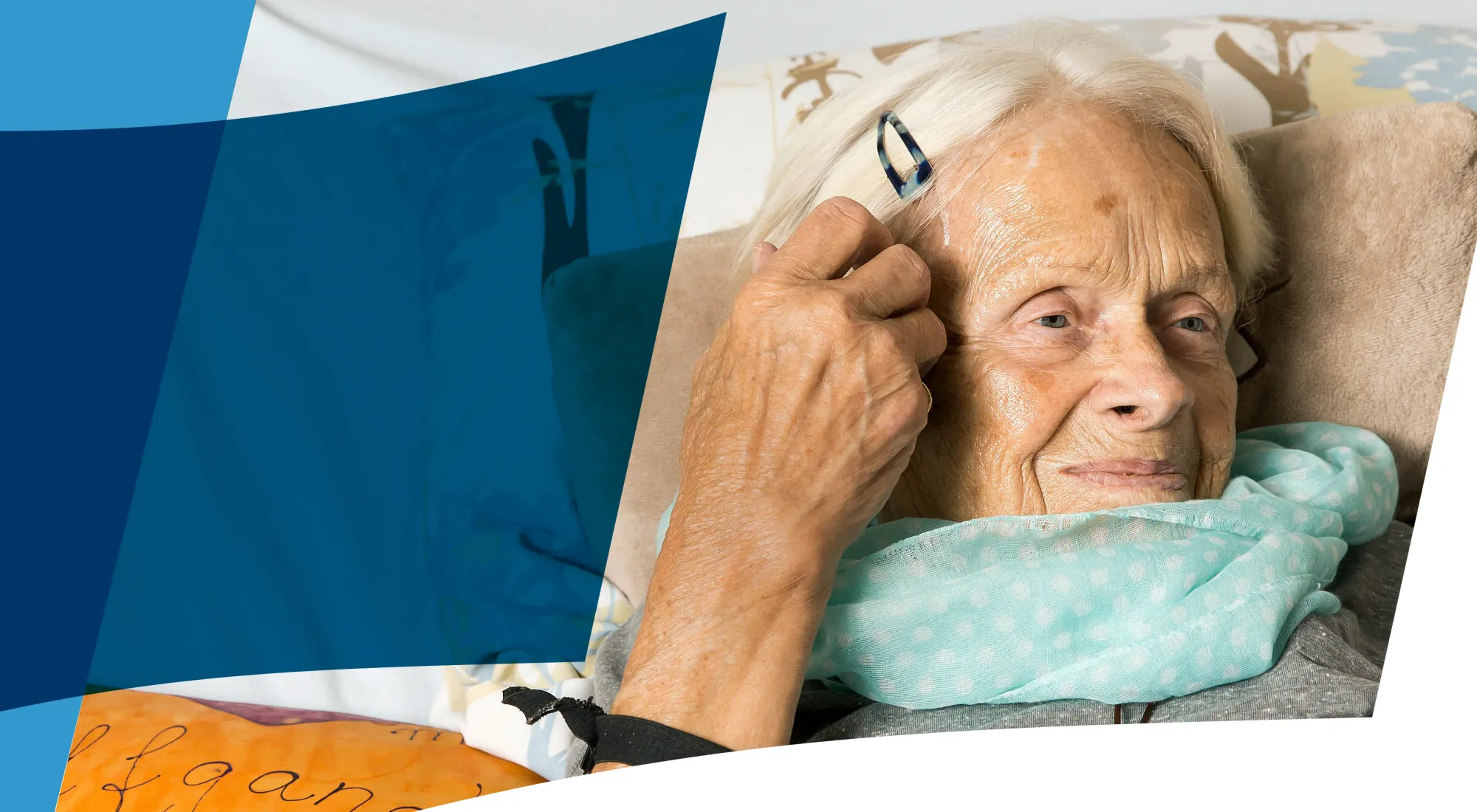 Eine lächelnde ältere Dame im Hospizbett