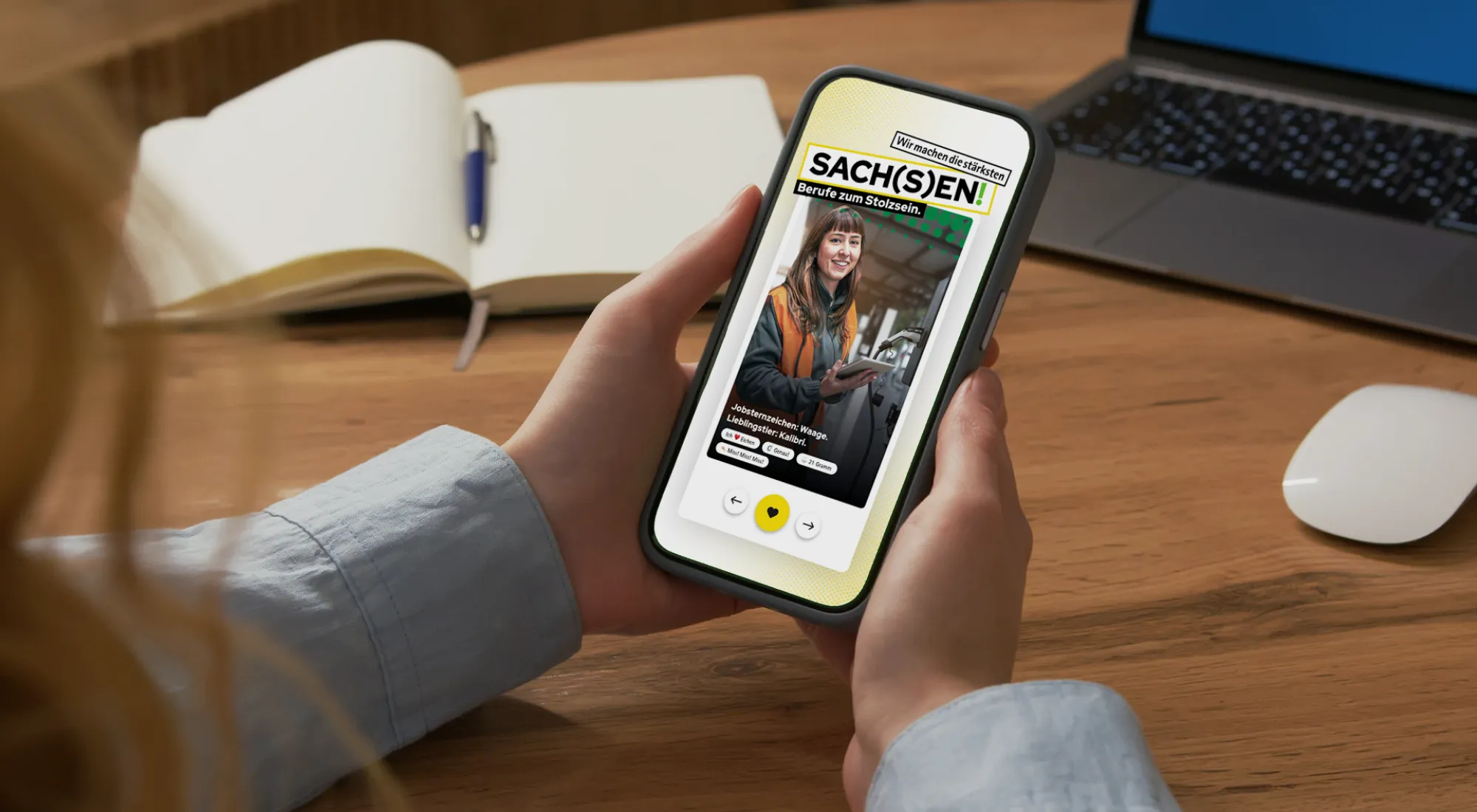 Eine Person schaut sich das Berufe Portal auf einem Smartphone an