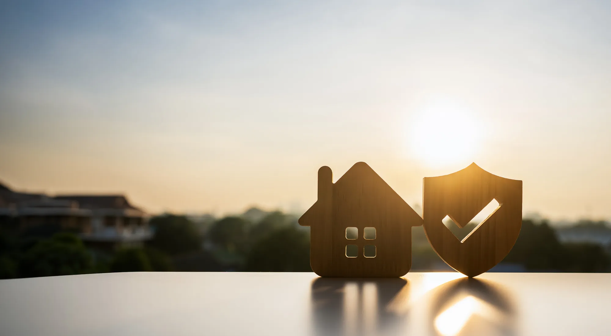 Ein Haus aus Holz und ein Schild mit einem Haken vor einem Sonnenuntergang